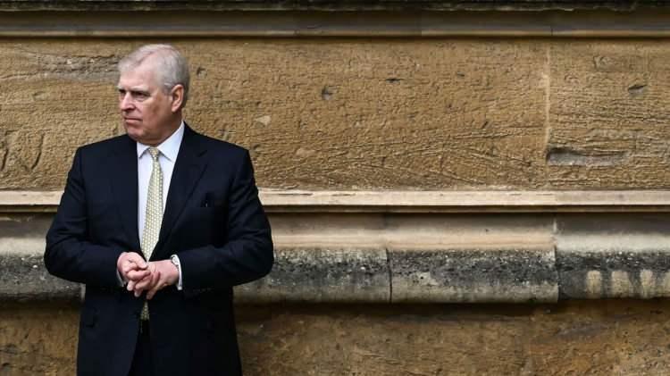 <p><strong>Özellikle Andrew'un ailenin adını lekelediğini düşünen Kral III. Charles, kardeşini affetmedi. Kısa bir süre önce tüm kraliyet unvanlarının yanı sıra kraliyet konutu, saray tarafından bağlanan maaşı elinden alınan Andrew için Kral Charles'tan son bir karar daha geldi.</strong></p>
