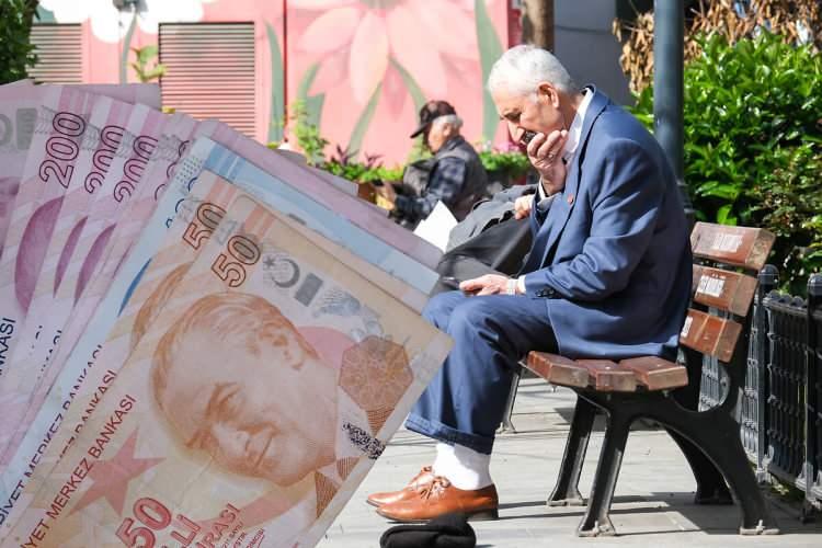 <p><strong><span style="color:rgb(178, 34, 34)">"4 AYLIK ENFLASYON ORANLARINA GÖRE EN DÜŞÜK EMEKLI ÜCRETI 18 BIN 611 LIRA"</span></strong></p>

<p>Karakaş, SSK-BAKUR emeklerinin aylıklarına 6 aylık enflasyon farkına göre güncelleme yapıldığını dile getirdi. Karakaş,<strong> "Bugün itibariyle Temmuz, Ağustos, Eylül, Ekim ayı enflasyon oranları kesinleşmiş durumda. Dolayısıyla 4 aylık enflasyon farkına göre yüzde 10, 25 oranındaki zammın kesin olduğunu söyleyebiliriz. Eğer ki hükümet en düşük emekli maaşlarına farkı aynen yansıtırsa bu durumda 4 ay bazında en düşük emekli maaşı 16 bin 881 lira iken yüzde 10,25'i baz aldığımız zaman bugün itibariyle 18 bin 611 lira kesin olduğunu söyleyebiliriz"</strong> açıklamasında bulundu.</p>
