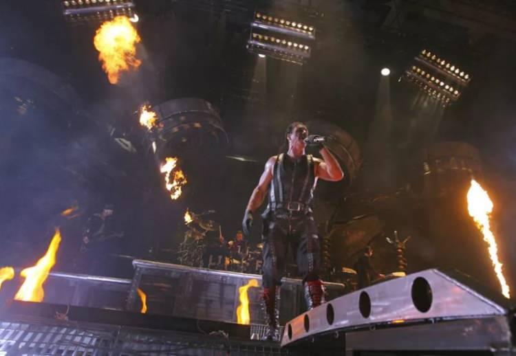 <p><strong>Türkiye'de de hatrı sayılır bir kitleye sahip olan ünlü grubun solisti Till Lindemann, 2023'teki Avrupa turnesinin büyük başarısının ardından soluğu Türkiye'de aldı.</strong></p>
