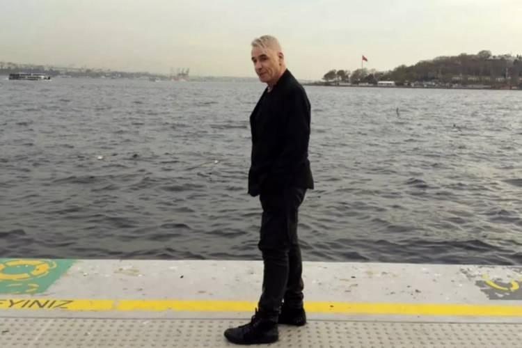 <p><strong>Özellikle sahil şeridinde bir tur atarak deniz manzarasına karşı dinlenen ünlü yıldızın gezisi, hayranları tarafından büyük ilgiyle karşılandı ve sosyal medyada hızla paylaşıldı.</strong></p>
