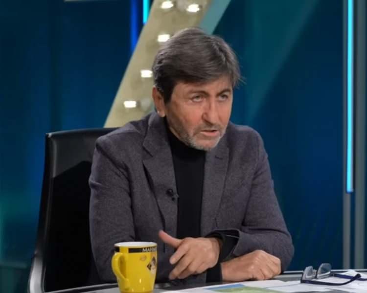 <p><strong>Burada planlamasına saygı duyduğumuz bir teknik direktörden duyguları karmaşık bir teknik direktör figürüne dönüşüyorsun ve ideal 11'inin dışına çıkıyorsun.</strong></p>
