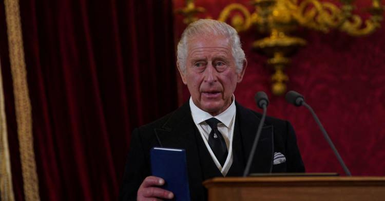 <p><strong>İşkolik olmasıyla bilinen 77 yaşındaki kral, bu süre zarfında yoğun çalışma temposuna ara vermek zorunda kaldı ve doktorların tavsiyesini harfiyen uygulamaya başladı.</strong></p>
