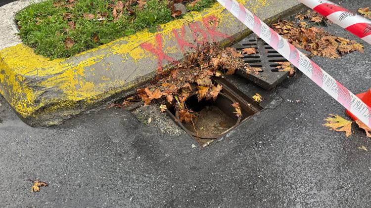 <p><span style="color:rgb(67, 67, 67)">Avcılar Deniz K&ouml;şkler'deki sahil yolunda su baskını nedeniyle r&ouml;garlar a&ccedil;ılırken yolun bir kısmı trafiğe kapatıldı.</span></p>
