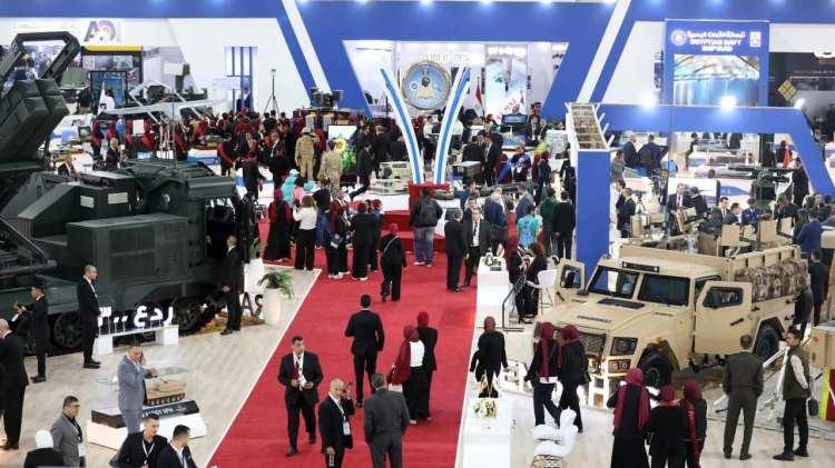 <p><span style="color:#B22222"><strong>SİSİ İNCELEYEREK BİLGİ ALDI</strong></span></p>
