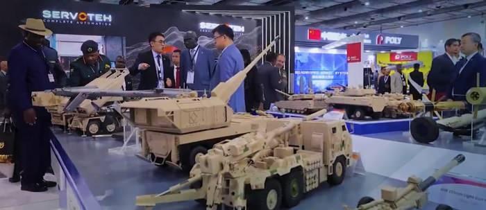 <p>Fuarda, HAVELSAN ile Arap Endüstrileşme Teşkilatı (AOI) iş birliğiyle Mısır’da üretimi yapılan platformlar yoğun ilgi gördü. Mısır Cumhurbaşkanı Abdulfettah es-Sisi de fuar ziyareti kapsamında araçları inceleyerek bilgi aldı.</p>
