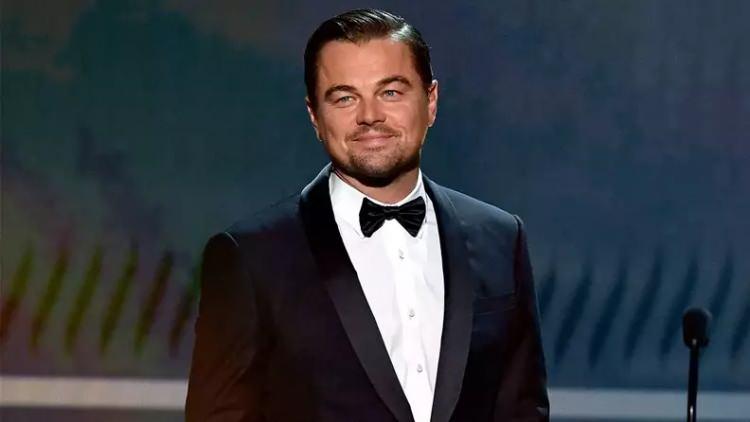 <p><strong>Leonardo DiCaprio'</strong>yu canlı g&ouml;rd&uuml;ğ&uuml;n&uuml; ancak ger&ccedil;ekte o kadar <strong>yakışıklı</strong> olmadığını s&ouml;yleyen <strong>Sibel Can</strong>, <strong>hayal kırıklığına</strong> uğradığı anısını şu s&ouml;zlerle paylaştı:</p>
