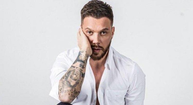 <p>Sosyal medyada yaptığı açıklamalarla sık sık gündem olan şarkıcı Sinan Akçıl bu defa Akşam TV'den Yasemin İlan'a yaptığı açıklamada yaptığı açıklamayla gündem oldu. </p>
