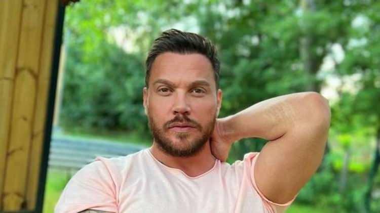 <p><span style="color:#B22222"><strong>UYARIDA BULUNDU</strong></span></p>

<p>Ünlü şarkıcı Cumhurbaşkanı Erdoğan'ın kendisine yaptığı uyarıyı şu sözlerle aktardı:</p>

<p><strong>"Cumhurbaşkanımız boşanmamın Türk gençliğine doğru bir örnek olmayacağını söyledi. Bana evliliği yeniden denememiz gerektiğini ifade etti."Akçıl, görüşmenin Burcu Kıratlı'nın ve Emine Erdoğan'ın da bulunduğu bir ortamda gerçekleştiğini belirtti. </strong></p>
