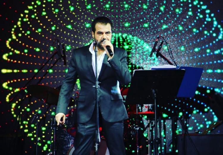 <p><strong>&Uuml;nl&uuml; şarkıcının sosyal medyadan paylaşılan son hali, sevenlerini şaşkına &ccedil;evirdi. Zamana meydan okuyan duruşuyla dikkat &ccedil;eken 55 yaşındaki şarkıcının pozlarına &ccedil;ok sayıda "Yıllar teğet ge&ccedil;miş", "Hala aynı yıllar zarafet katmış" gibi yorumlar geldi.</strong></p>
