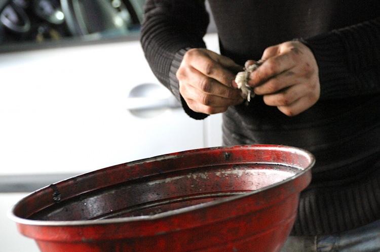 <p>Otomobillerde genelde kaza gibi durumlar sigorta tarafından karşılanıyor.</p>

<p>Benzer şekilde kasko yaptıranlar da araçta oluşan hasarı ücretsiz olarak giderebiliyor. Ancak yurt dışında yaşanan küçük bir hatayı sigorta bile karşılamadı.</p>
