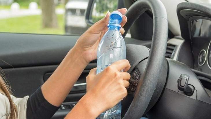 <p>Carscoops’da yer alan haber göre Florida’daki bir Ionic 5 sürücüsü, ani fren yapınca arka bardaklıktaki su şişesi öne fırladı ve ön ayak boşluğuna döküldü. </p>
