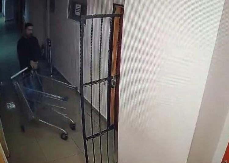 <div>Emanet bürosundan 147 milyon TL değerinde 25 kg altın ve 50 kg gümüş çalan büro çalışanı Erdal Timurtaş, eşi Esma Timurtaş ile İngiltere’ye kaçarken, büro sorumlusu şüpheli Kemal Demir ise tutuklandı.</div>

<div> </div>
