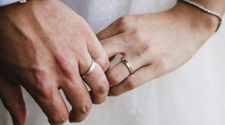 <p><span style="color:#B22222"><em><strong>2026'ya sayılı günler kala dopdolu bir yılı da geride bırakmaya hazırlanıyoruz. Unutulmaz anıların iç içe geçtiği 2025 yılında, sanat dünyasında da pek çok mutluluğa şahit olduk. İşte, 2025 yılında bir ömür boyu mutluluğa 'evet' diyen ünlü isimler...</strong></em></span></p>
