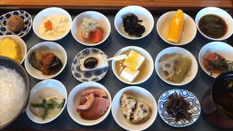 <p>6- JAPONYA<br />
<br />
Uzakdoğu'nun en önemli lezzetlerinin yer aldığı mutfaklardan biri olan Japon mutfağında, yağ ve baharat kullanımı çok azdır. Pirinç, balık ve deniz ürünleri, sebze, miso gibi temel ürünler etrafında şekillenen Japon mutfağında denge ve sunum önem taşır.</p>
