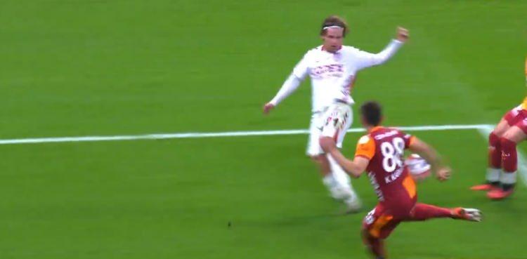 <p>rendyol Süper Lig'in 15. haftasında Galatasaray sahasında Samsunspor'u konuk etti. Rams Park'ta oynanan karşılaşmada Samsunspor skoru, 2-0'dan 2-2'ye getirse de Galatasaray, 90+2. dakikada bulduğu golle sahadan 3-2 galip ayrıldı.</p>
