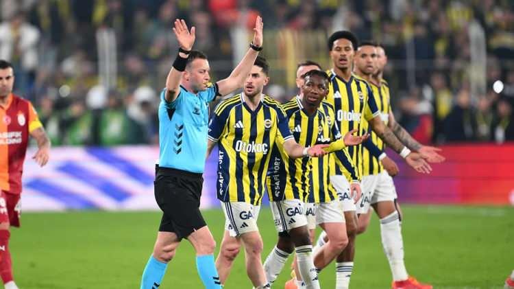 <p><strong>19. dakikada En-Nesyri'nin İlkay'a müdahalesinde faul kararı doğru mu?</strong><br />
<br />
Bahattin Duran: "En-Nesyri'nin el teması var ama faul için yeterli değil."<br />
<br />
Bülent Yıldırım: "Faul yok, devam etmeliydi."<br />
<br />
Deniz Çoban: "Burada faul yok."</p>
