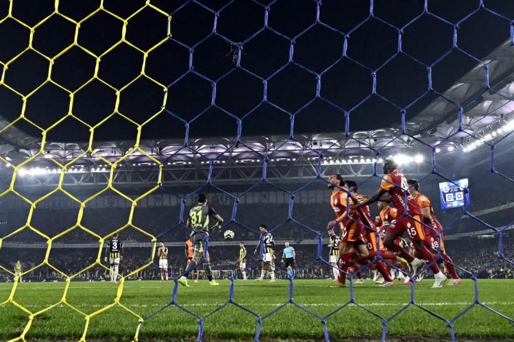 <p>Galatasaray'ın golünü 27. dakikada Leroy Sane kaydederken Fenerbahçe'nin golünü 90+5. dakikada John Duran attı.</p>
