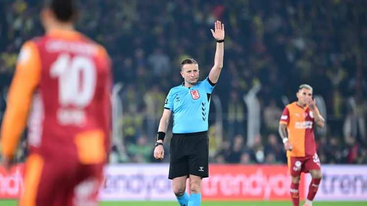 <p> </p>

<p><strong>90+5. dakikada Fenerbahçe'nin golünden önce faul var mı?</strong><br />
Bülent Yıldırım: "Hakemin kontrolünde gerçekleşen bir durum olmasaydı ben bu pozisyona yüzde yüz faul derdim. Bu olay yaşanırken hakem oyunu bırakıp kontrol dışı bir durum olacağını düşündü, Davinson da teması almak için durdu, Edson da arkadan gelip çarptı. Hakemin kararına saygı duyuyorum. Mücadelenin ardından da birbirlerine yoklama devam etti. Davinson, alan kapatıp durdu ve temas oldu. Edson'un yolunda durup kalça çıkardı."<br />
<br />
Bahattin Duran: "Devam kararı doğru. Faul varsa da Davinson yaptı. Edson'un gitmesini engelledi."<br />
<br />
Deniz Çoban: "Kural kitabındaki ifade 'Bir rakibin ilerlemesine engel olmak, top her iki oyuncunun da oynama mesafesinde olmadığında, rakip oyuncuya engel olmak, durdurmak, yavaşlatmak veya yönünü değiştirmeye zorlamak amacıyla rakibin koşu yoluna hareketlenmektir' Bir ihlal varsa onu yapan Davinson."</p>

<p> </p>
