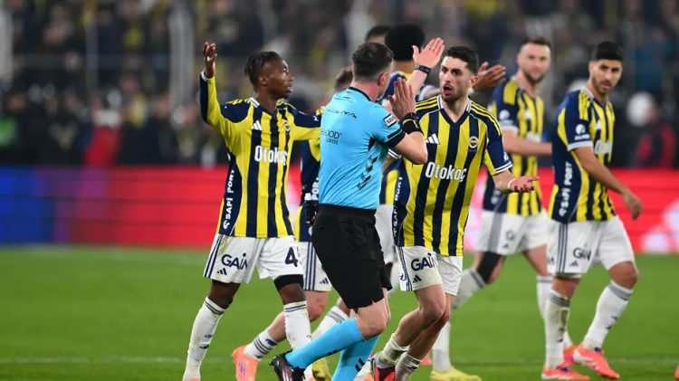 <p><strong>44. dakikada Fenerbahçe'nin golünün iptal edilmesi doğru mu?</strong><br />
<br />
Bülent Yıldırım: “İki şey var. Birincisi Davinson'un çenesine Edson'un kolla müdahalesi var mı? İkincisi Skrinar'ın elle oynaması. Elle oynama kararı ve VAR müdahalesi doğru. Kol doğal konumda değil. Bu golün iptali doğru.”<br />
<br />
Bahattin Duran: “Çok net, uzaktan gelen top, Skriniar'ın kolu doğal konumda değil. İptal kararı ve VAR müdahalesi doğru.”<br />
<br />
​Deniz Çoban: "İptal kararı ve VAR müdahalesi doğru."</p>
