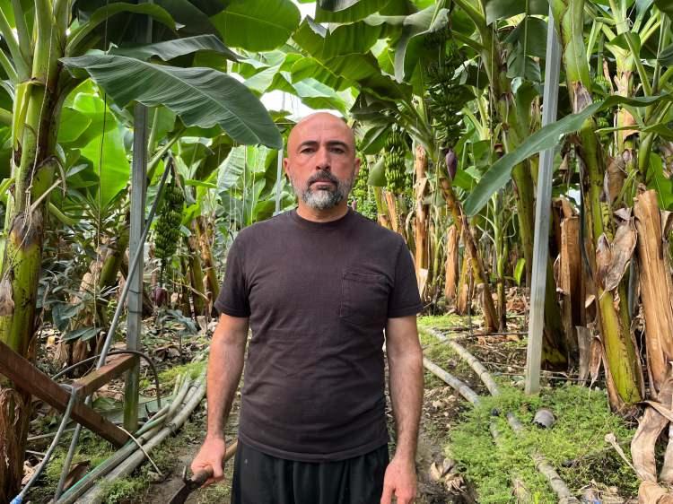 <p>Kırsal alanda hırsızlıkların önüne geçilebilmesi için kontrollerin artırılması gerektiğini belirten Hüddoğlu,<strong> "Bu tür hırsızlıklar üreticimizin başına geliyor. Biz bu üretimleri daha çok kırsal alanda yaptığımız için geniş alanda her ne kadar kamera koysan da kör noktalar oluyor. Tropikal meyve üretimimiz olduğu alanlarda kontrollerin daha sık yapılmasını ve bu bölgelere kamera takılmasını talep ettik. Olumsuz durumlara karşı üreticilerimizi kayıt altına almak için de gerekli yerlere başvuruda bulunduk'' </strong>şeklinde konuştu.</p>

<p> </p>
