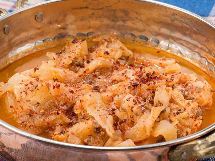 <p><span style="color:#B22222"><strong>1. KAPUSKA </strong></span></p>
