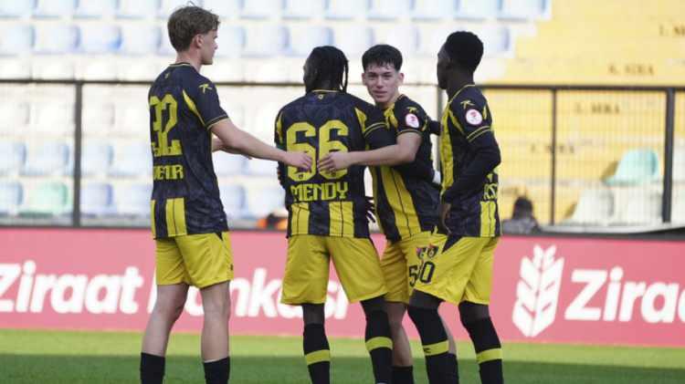 <p><strong>İSTANBULSPOR'DAN 6 GOLLÜ KUPA ZAFERİ</strong><br />
<br />
Ziraat Türkiye Kupası 4. eleme turunda İstanbulspor, Sarıyer'i 6-0 mağlup ederek adını gruplara yazdırdı.<br />
<br />
​</p>
