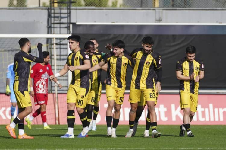 <p>İstanbulspor'a galibiyeti getiren golleri Ömer Faruk Duymaz (3), Mendy Mamadou, Mario Krstovski ve Mustafa Sol kaydetti.</p>
