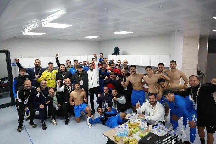 <p><strong>MUĞLA DERBİSİNİ BODRUM KAZANDI</strong><br />
<br />
Bodrum FK, Ziraat Türkiye Kupası'nda Muğlaspor’u derbide 2-1 mağlup ederek kupada adını grup aşamasına yazdırdı.</p>
