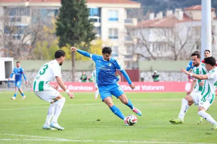 <p>Maçta Muğlaspor'un tek golünü 20. dakikada Mustafa Erkasap atarken Bodrum'un sayıları 55'te İsmail Tarım ve 90+1'de Ali Habeşoğlu’ndan geldi. </p>
