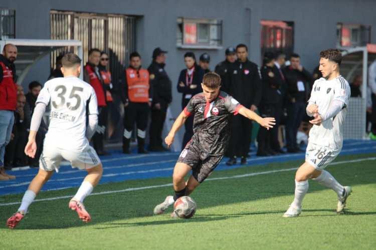 <p><strong>ERZURUMSPOR UZATMADA TURLADI</strong><br />
<br />
Türkiye Kupası 4. Tur maçında Erzurumspor, deplasmanda Kahramanmaraşspor'u normal süresi 1-1 biten maçta uzatmada 3-1 yenerek grup aşamasına katılmaya hak kazandı.</p>
