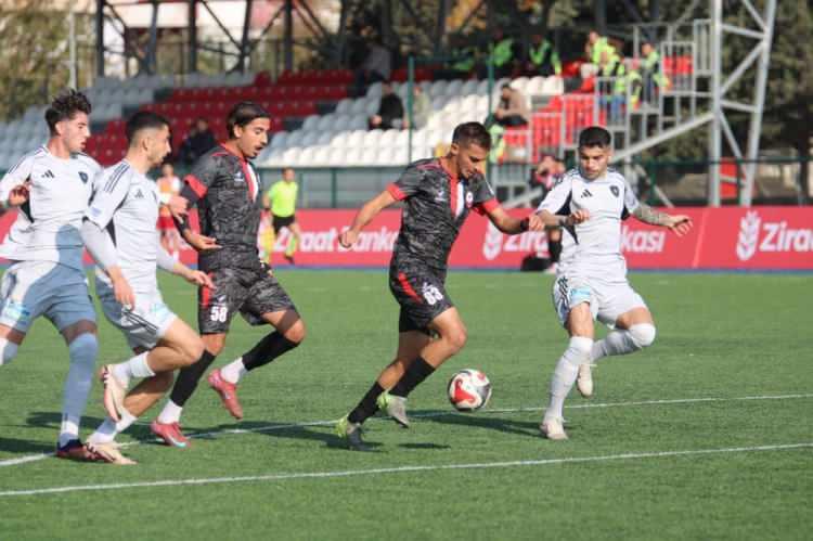 <p>Karşılaşmada Kahramanmaraşspor 3. dakikada Mehmet Toklu ile 1-0 öne geçti.<br />
<br />
Cheikne Sylla'nın 27. dakikada kaydettiği golle mücadelenin normal süresi 1-1'lik eşitlikle tamamlandı.<br />
<br />
Uzatmada Cheikne Sylla bir kez daha sahneye çıktı ve önce 97 sonra da 120. dakikada attığı goller ile Erzurumspor'un maçtan 3-1 galip ayrılmasında büyük pay sahibi oldu.</p>
