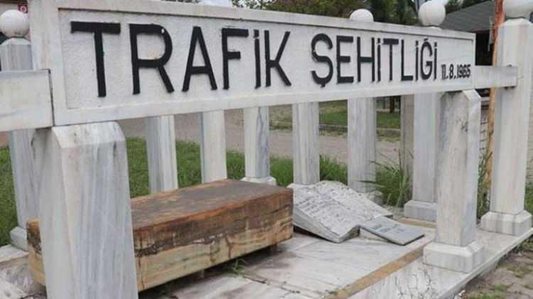 <p>Kaza sonrasında asit nedeniyle tanınmaz hale gelen 18 yolcunun naaşları, kazanın oldupu yerin yakınlarında, köylüler tarafından kazılan mezarlara gömüldü. </p>
