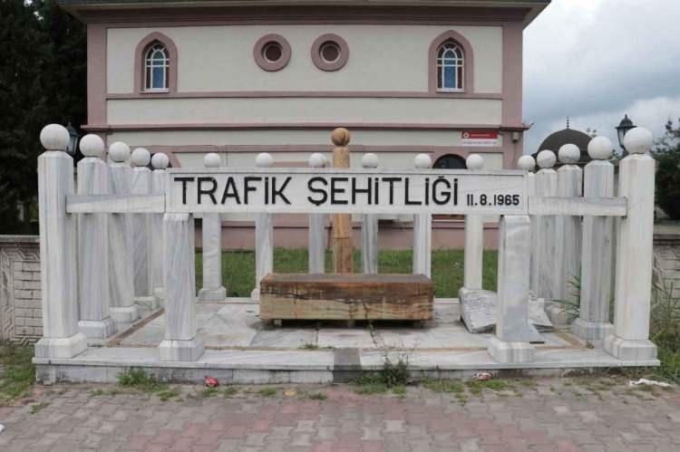 <p>Sonraları yolcuların yakınları tarafından, yolcuların gömüldüğü bu yere bir anıt mezar yaptırıldı. </p>

<p> </p>

<p>''Trafik Şehitliği'' olarak adlandırılan bu mezar günümüzde hala ziyaret edilebilmektedir. </p>
