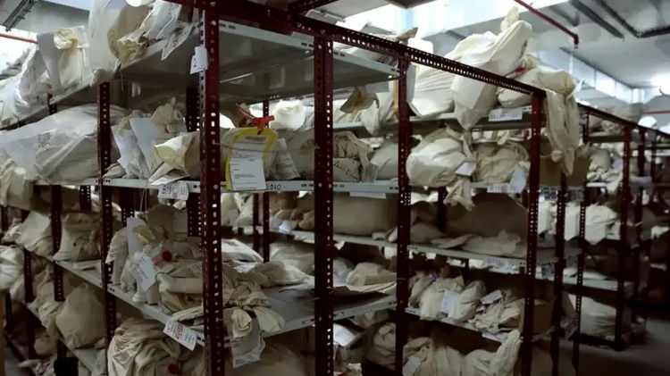 <p>Adliyenin adli emanet kasasının soyulduğu ve yaklaşık 25 kilogram altın ile 50 kilogram gümüşün çalındığı ortaya çıktı. Olay, Büyükçekmece Cumhuriyet Başsavcılığı Emanet Bürosu'nun sorumlu savcısının 1 Aralık'ta yaptığı denetim sırasında fark edildi.</p>
