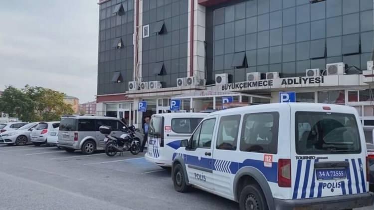 <p><strong><span style="color:rgb(178, 34, 34)">EMANETLER, KAÇAKÇILIK OPERASYONLARINDAN ELE GEÇİRİLMİŞ</span></strong></p>

<p>Yapılan incelemelerde çalınan emanetlerin, göçmenlerin altın kaçakçılığı yaptığı dosyalardaki materyaller olduğu anlaşıldı. Toplam değerinin 154 milyon TL (yaklaşık 2 milyon 735 bin sterlin) olduğu hesaplandı.</p>
