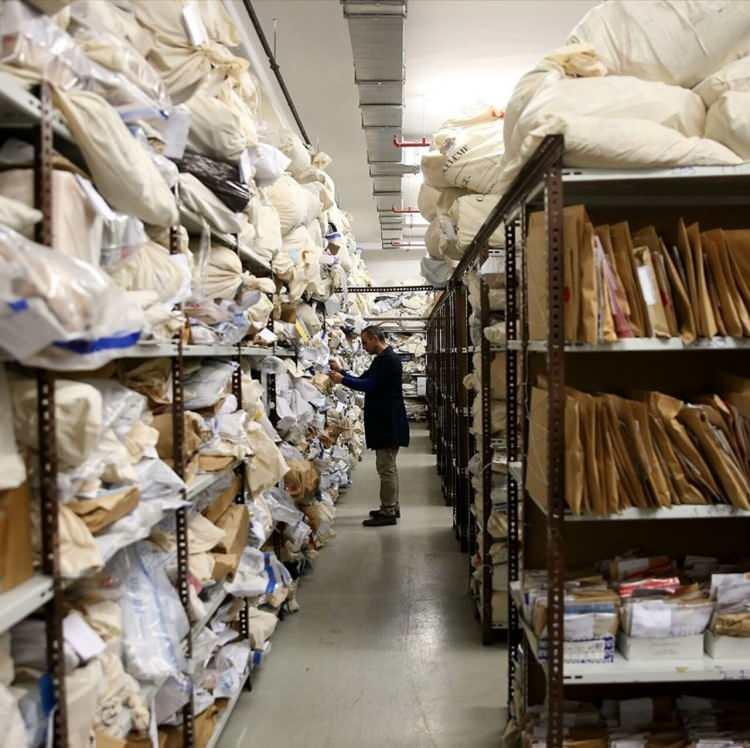 <p><strong><span style="color:rgb(178, 34, 34)">AİLESİNİ ALIP İNGİLTERE’YE KAÇMIŞ</span></strong></p>

<p>Araştırmalar sonucu Erdal Timurtaş'ın eşi Esma Timurtaş ve iki çocuğuyla birlikte 19 Kasım'da Sabiha Gökçen Havalimanı'ndan İngiltere'ye kaçtığı tespit edildi.</p>

<p>Timurtaş'ın daha önce de İngiltere'ye gittiği, Mart ayında vize başvurusu için adliyeden görevlendirme belgesi aldığı ortaya çıktı.</p>

<p>Timurtaş'ın arkadaşlarına,<strong><em> "Malları sattım. Allah çarşınızı pazar etsin"</em></strong> mesajı gönderdiği de öğrenildi.</p>
