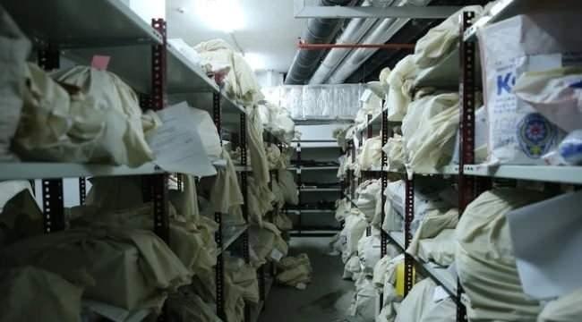 <p><strong><span style="color:rgb(178, 34, 34)">BİR KİŞİ GÖZALTINDA, SORUŞTURMA SÜRÜYOR</span></strong></p>

<p> </p>

<p>Soruşturma kapsamında Erdal Timurtaş ve eşi hakkında yakalama kararı çıkarıldı.</p>

<p>Adli emanet sorumlusu katip Kemal Demir gözaltına alınarak sorguya götürüldü.</p>

<p>Büroda görevli yazı işleri müdürü ve diğer personelin ifadeleri de alındı. Şüphelilerin evlerinde yapılan aramalarda suç unsuruna rastlanmadı.</p>
