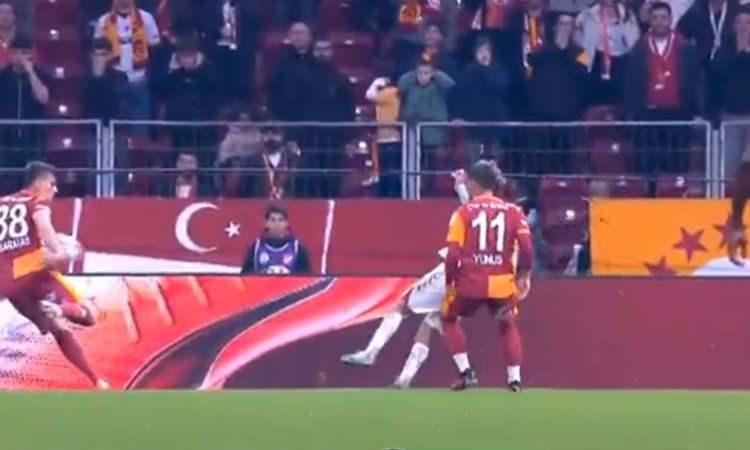 <p>Rıdvan Dilmen: Kazımcan’ın eli açık olunca top eline çarpıyor; IFAB kurallarına göre buna penaltı diyorlar. Ancak o anda orta hakem ve VAR’ın aklına “Geçen hafta Fenerbahçe–Galatasaray maçının ardından bir sürü olay oldu, taraftar grupları çok ağır şeyler yaptılar; yetmedi, Galatasaray yönetimi baskı yaptı” düşüncesi geldi. Zaten dengeleri birkaç yıldır bozuk olan hakemlerde, bu bozulmuş kafalarda da kurallar işlemiyor ve sonuçta haklının değil, güçlünün yanında olmayı tercih ediyorlar. Dolayısıyla santrası bile olmayacak bir penaltı verilmiyor.</p>
