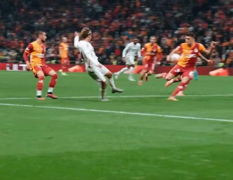 <p>İlker Yağcıoğlu: "Son saniyedeki pozisyonda adaletli davranacaksın. İnsanların, gençlerin 'futbolda artık adalet kalmadı' duygusuna kapılmalarına izin vermeyeceksin."</p>
