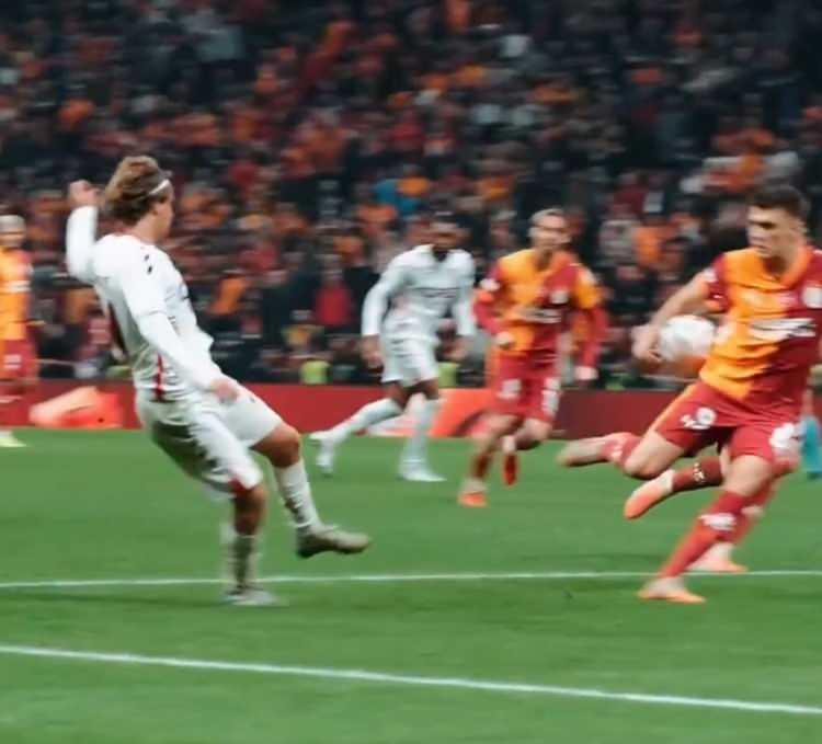 <p>Mustafa Çulcu: Bu pozisyon her açıdan penaltı. Aşağısı, yukarısı her tarafı penaltı. </p>
