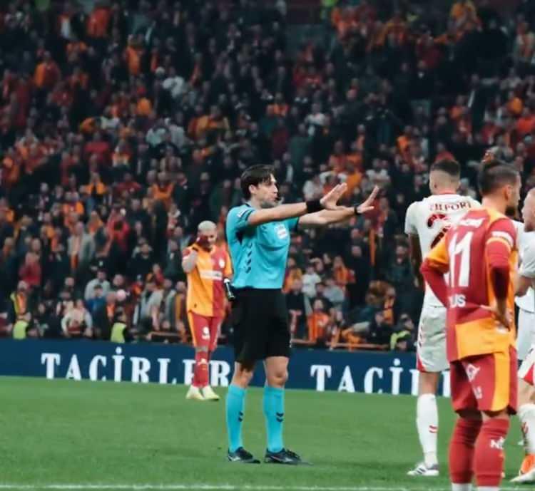 <p>Bülent Yıldırım: Baktığım zaman top yakın mı yakın, sağ kolu doğala daha yakın. Mesafe olarak yakın diyorum. Hakem yorumu olduğundan eminim. Topa doğru dönmüş bir oyuncu topa doğru hamle yapan oyuncu, bileği dönmüş şekilde aşağı indirdi. İlk izlediğimde bana devam kararını verdiğinde doğru diye düşünmüştüm ama benim kararım penaltı.</p>
