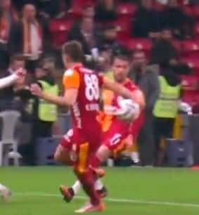 <p>Deniz Çoban: Hakem eli kapalı gibi bir işaret yaptı. Bu porgramı yapmaya başladığımdan beri anlattım. Bir daha anlatacağım. Nyon'da düzenlenen toplantıda teknik direktörlere sunum yapıyor ve teknik direktörlere soruyor "Penaltı mı değil mi?". Yarısı penaltı, yarısı değil diyor. Oyun kuralları kitabında en çok değişen kural bu pozisyonlar. Bu pozisyonda herkesi ikna edemezsiniz. Oyuncunun o anki pozisyona dair aksiyonu pozisyonu ikna edebiliyor mu? Kol açık diye bir kural yok. Kol açık diye bir yere varamayız. Kazımcan'ın kolları doğal pozisyonda, kollarını kaçıracak bir an yok ve yakın mesafeden top geliyor. VAR'ın bu pozisyonla işi olmaz. Devam kararı doğru.</p>
