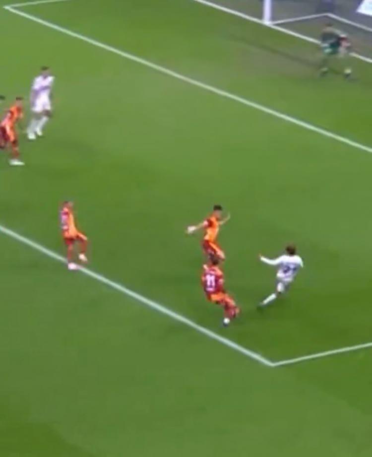 <p>Bünyamin Gezer: Kazımcan'ın pozisyonu bana göre penaltı. Oyuncunun kollar doğal konumunda değil ve kol çok açık. Hakem bu poziyonu görmediği için VAR müdahale etmeliydi.</p>
