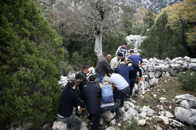 <p>Bölgeye giden ekipler tarafından yapılan incelemede tarihi olduğu belirlenen eser, ağırlığı nedeniyle taşınamayınca zarar verilmemesi için toprağa gömüldü ve alana fotokapan yerleştirildi.  </p>
