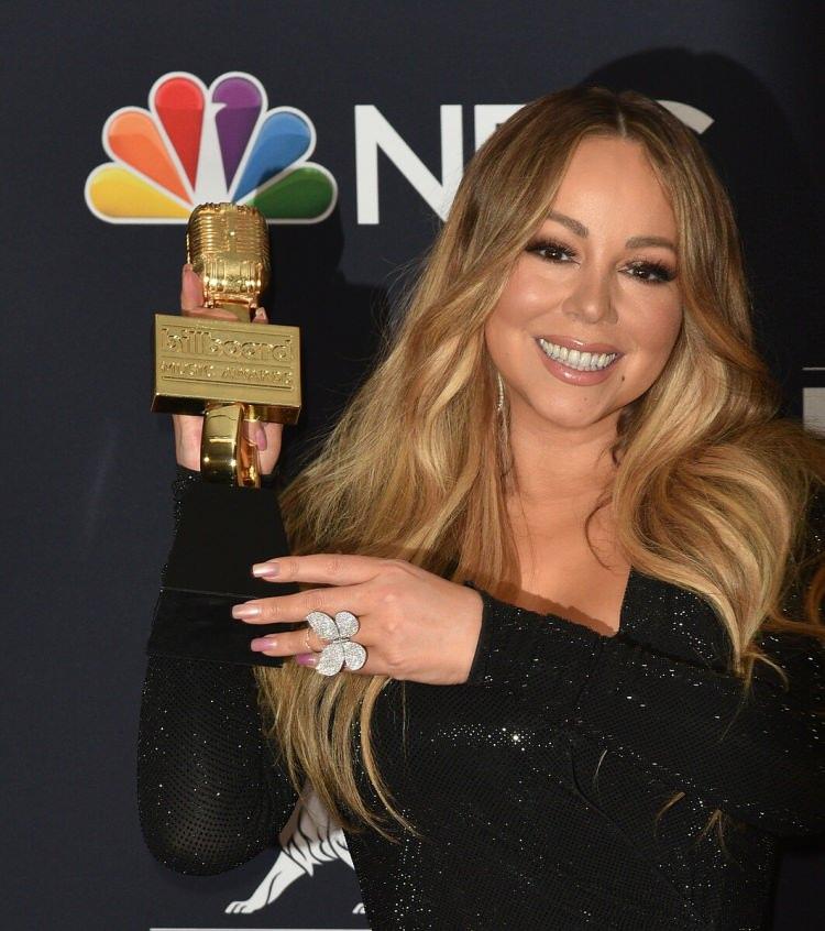 <p><strong>Guinness Dünya Rekorları tarafından "Songbird Supreme" olarak anılmasını sağlayan beş oktavlık vokal aralığı ve sayısız hit parçayla yıllardır tüm dünyada milyonlarca dinleyiciye ulaşan Mariah Carey, her adımıyla gündem olmaya devam ediyor.</strong></p>
