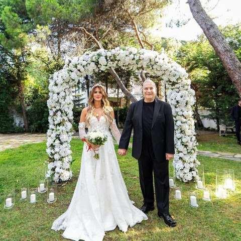 <p><span style="color:#B22222"><strong>MEHMET ALİ ERBİL VE GÜLSEREN CEYLAN</strong></span></p>

<p><strong>Ünlü şovmen Mehmet Ali Erbil, uzun süredir inişli çıkışlı bir ilişki sürdürdüğü Gülseren Ceylan ile 2025'in ağustos ayında nikah masasına oturdu. </strong></p>
