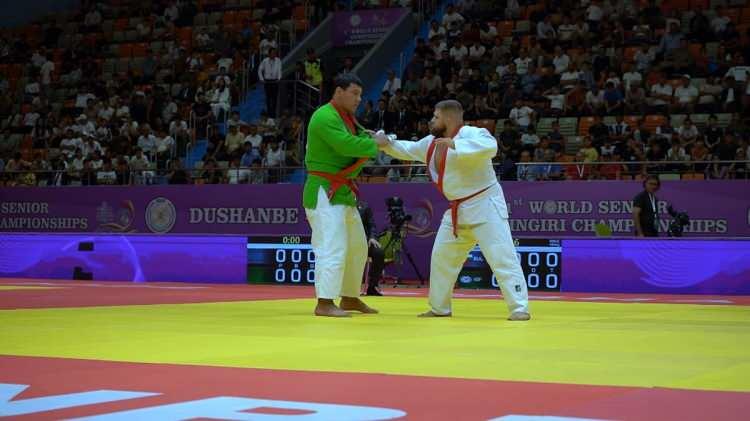 <p>Gushtingiri, rakibin dengesini bozarak onu yere d&uuml;ş&uuml;rmeye dayalı bir g&uuml;reş sporudur. Oyuncular genellikle &ouml;zel kuşaklarla birbirine bağlanır ve elleriyle rakibin kuşağına tutunarak &ccedil;eşitli teknikler uygular. Ama&ccedil;, rakibi kontroll&uuml; bir şekilde sırt&uuml;st&uuml; yere indirmektir; ma&ccedil;lar genellikle kısa s&uuml;reli ve y&uuml;ksek tempolu olup, hem g&uuml;&ccedil; hem de &ccedil;evikliği &ouml;n plana &ccedil;ıkarır.</p>
