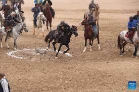 <p><strong>Buzkashi, </strong>Afganistan ve Orta Asya’da at sırtında oynanan geleneksel bir spordur; oyuncular bir keçi derisini veya topu alıp rakiplerinin alanına taşımaya çalışır. Amaç, topu belirlenen bir noktaya veya çizgiye götürerek puan kazanmaktır. Oyunda güç, denge ve at sürme becerisi ön plandadır; oyuncular birbirlerinin yolunu keserek veya topu kaptırmamaya çalışarak mücadele eder.</p>
