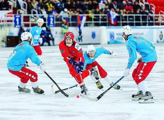 <p><span style="color:#B22222"><strong>Bandy,</strong></span> buz &uuml;zerinde oynanan bir takım sporudur; her takım kaleye gol atmak i&ccedil;in sopa ile topu y&ouml;nlendirir ve topu rakip kaleye ge&ccedil;irmeye &ccedil;alışır. Oyuncular sadece sopayla topa dokunabilir, elle m&uuml;dahale yasaktır ve ma&ccedil;lar belirli s&uuml;reli devreler h&acirc;linde oynanır. Ama&ccedil;, rakipten daha &ccedil;ok gol atarak ma&ccedil;ı kazanmaktır.</p>
