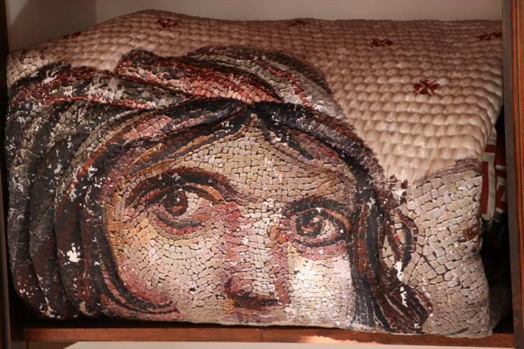 <p>Proje ile Kilisli kadınların üretim becerileri desteklenirken yorgan ustalarının geleneksel el sanatları, modern tasarımlarla buluşturuldu.</p>
